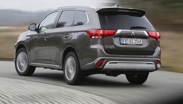 Używana hybryda. Czy, komu i za ile opłaca się ją kupić? Sprawdziliśmy ofertę – od Audi, przez Toyotę, po Volvo