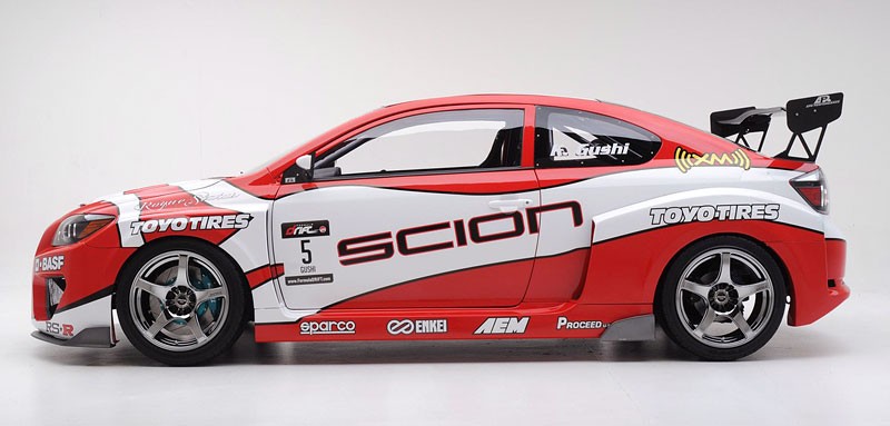 Driftujący Scion tC