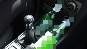 Auto zatrzymało się na środku skrzyżowania. Gdy policjant zajrzał do środka, zobaczył przerażone dzieci
