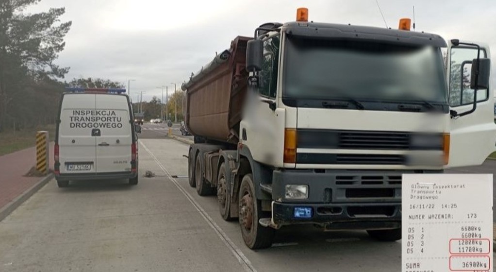 Na jednej z ulic Grudziądza patrol Inspekcji Transportu Drogowego (ITD) zatrzymał przeładowaną ciężarówkę