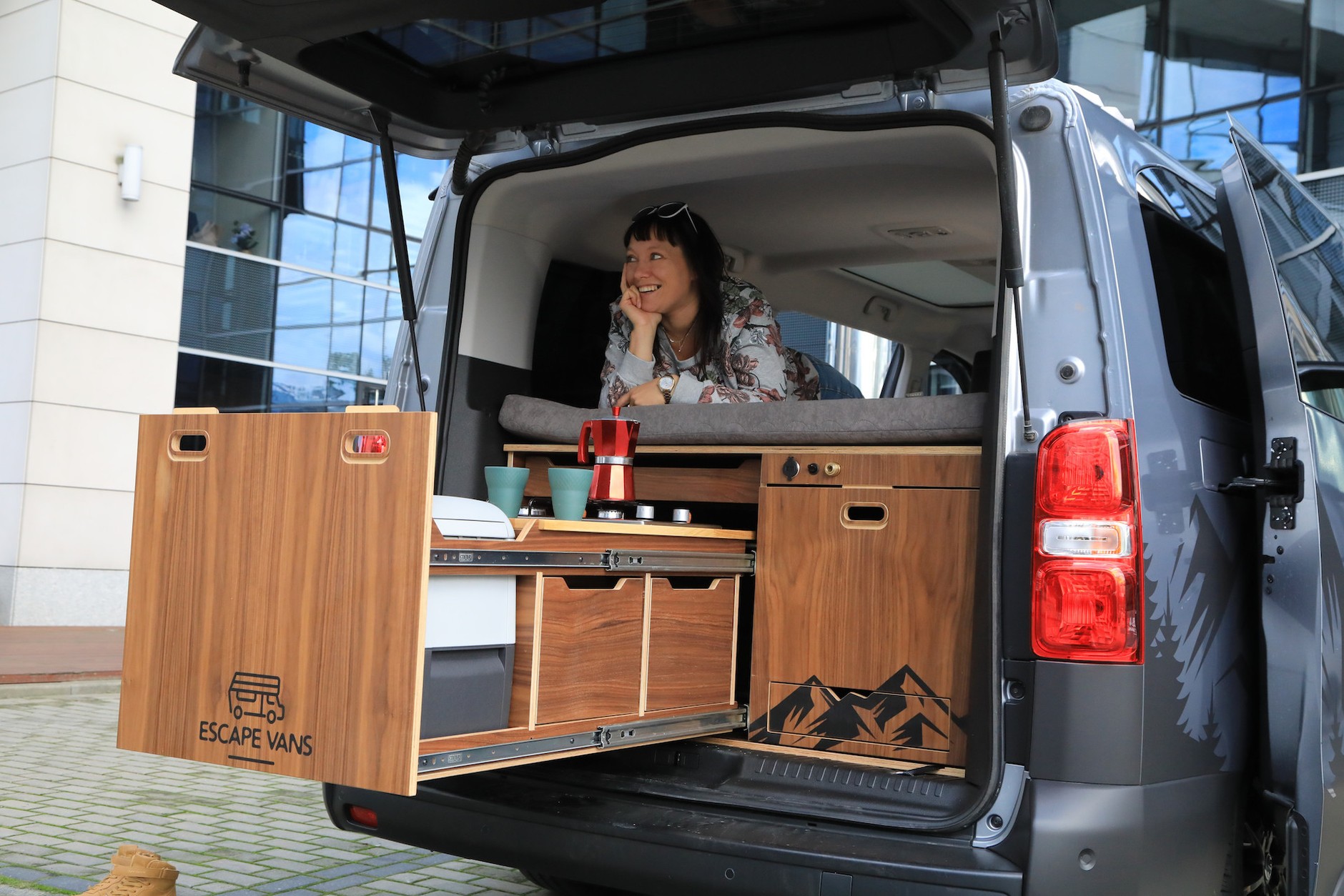 Zestaw kamperowy zamontowany w Toyocie Proace Verso