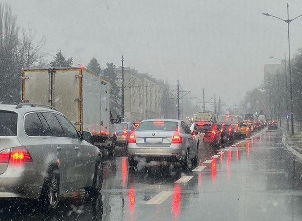 IMGW ostrzega przed trudnymi warunkami. Sprawdź, gdzie uważać na trasie