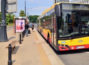 Omijanie autobusu w zatoczce zgodne z przepisami. Za to też można dostać mandat