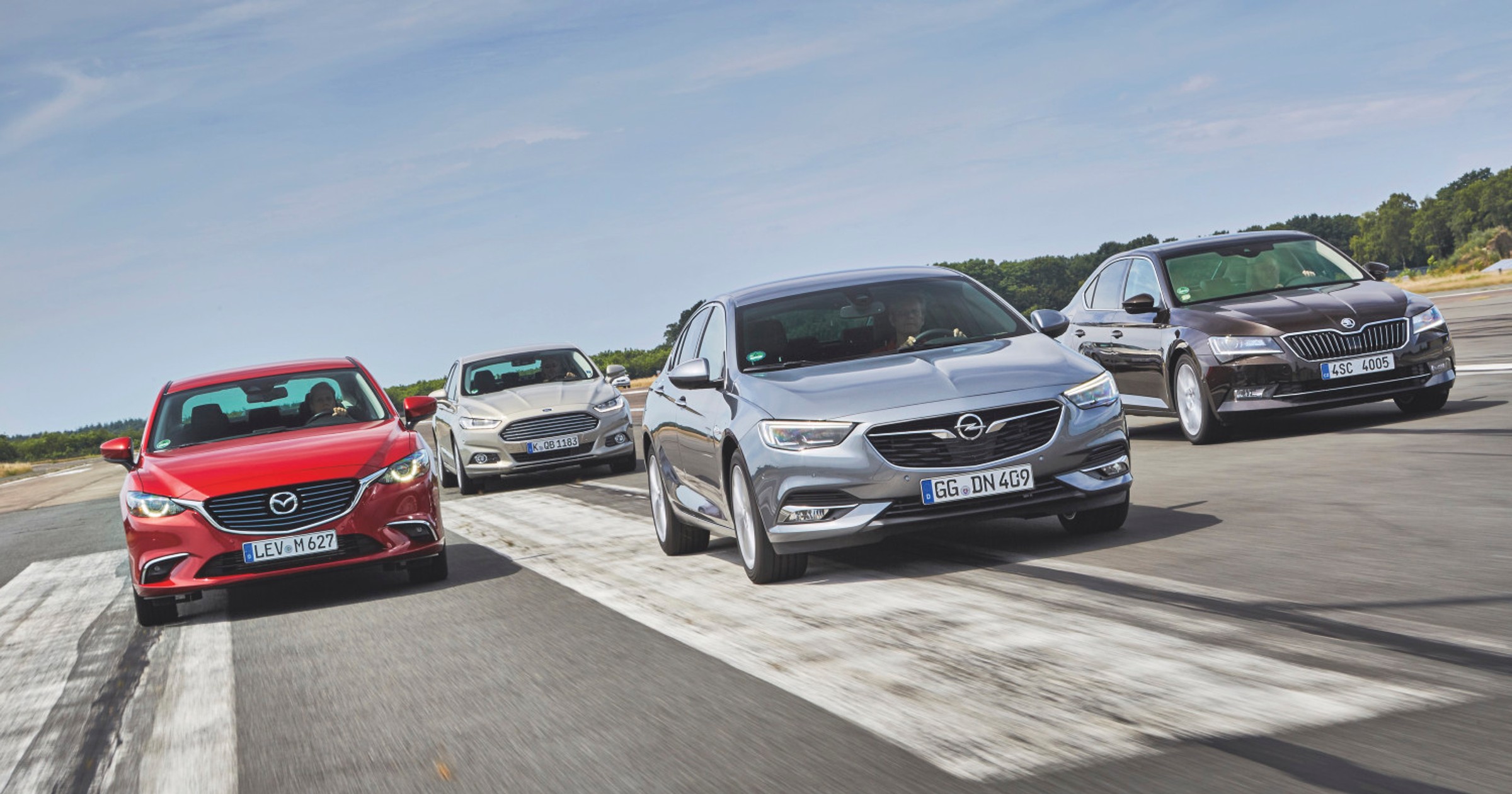 Nowy Opel Insignia kontra Ford Mondeo, Mazda 6 i Skoda Superb - kto wyprzedzi Opla?