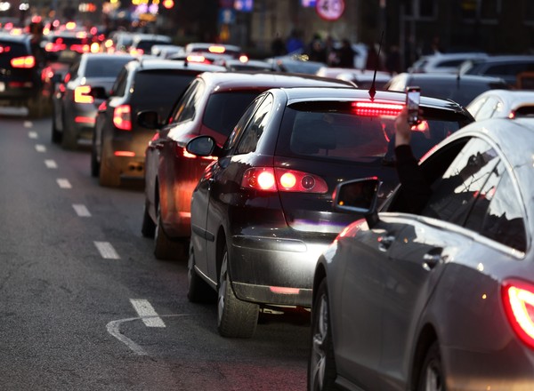 Rząd zamienił kij na marchewkę. Zamiast podatku od aut spalinowych będą dopłaty do samochodów elektrycznych