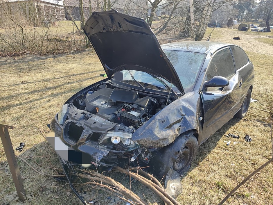 Seat zderzył się czołowo z radiowozem – kierowca był pijany