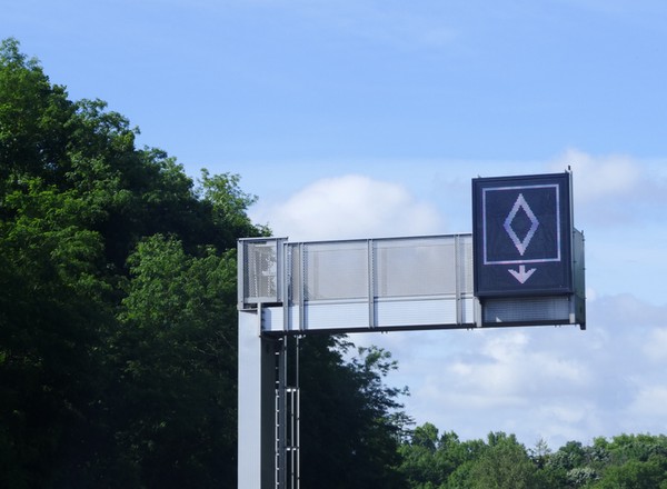 Nowy znak na francuskich autostradach. Kierowcy muszą uważać na biały diament
