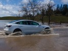 Idą ulewy. Co stanie się, gdy samochód elektryczny zostanie zalany wodą?