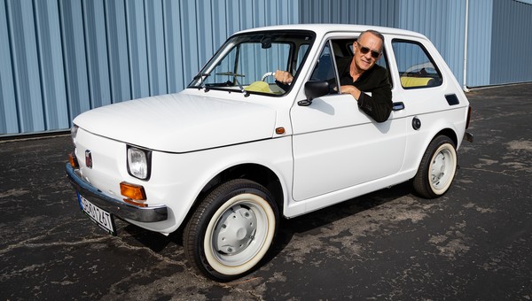 Tom Hanks sprzedaje swojego Fiata 126 p. Zysk posłuży weteranom