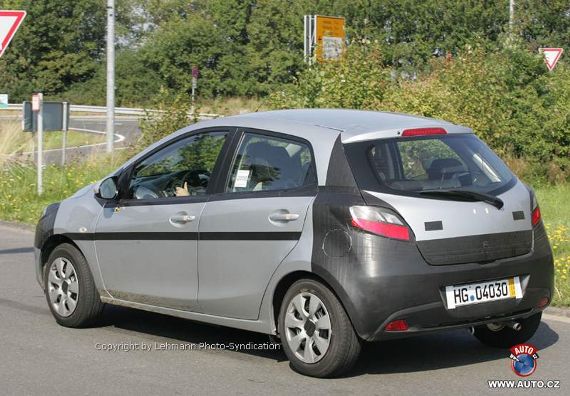 Zdjęcia szpiegowskie: nowa Mazda 2 na starcie