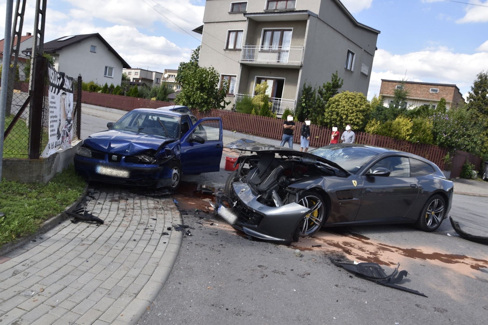 Fiat Seicento, Seat Leon i Ferrari GTC4 Lusso - kosztowna kolizja w Tarnowie