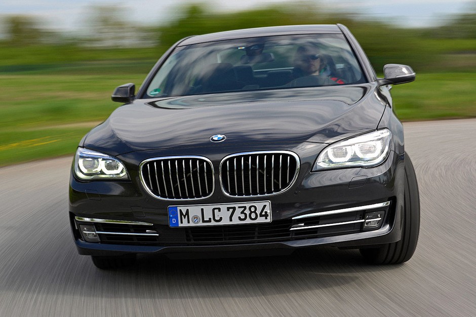 BMW 750i (450 KM)