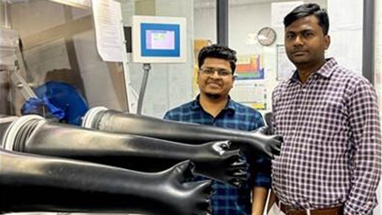 Biplab Patra (doktorant z JNCASR) i prof. Premkumar Senguttuvan