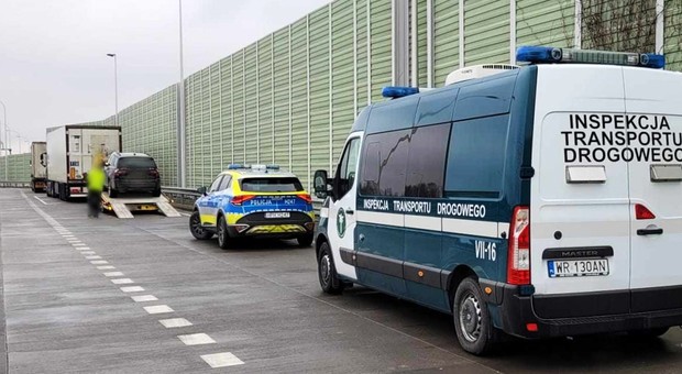 Inspektorzy złapali się za głowy. Na 20 godz. zrobił... 24 min przerwy. Dostał plik mandatów