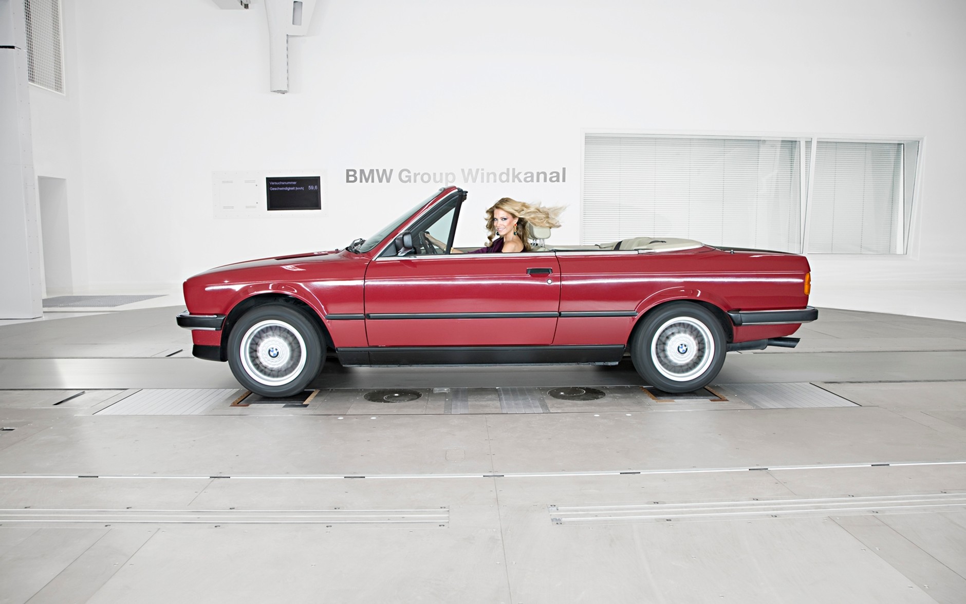 Blondyna w BMW