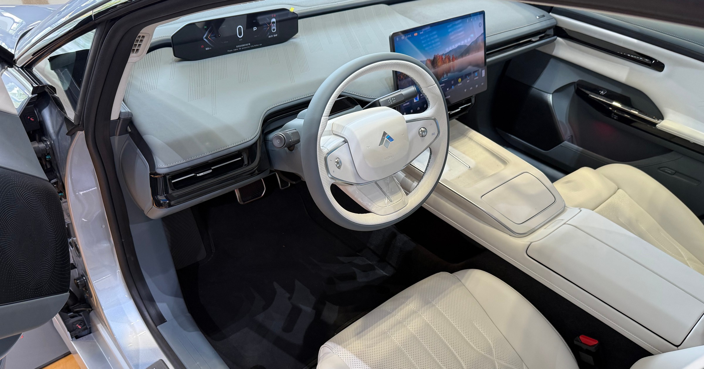 Taki kokpit, który prawie nie ma mechanicznych przycisków, świetnie wygląda na zdjęciu. Nie jest jednak wygodny w obsłudze, sterowanie ekranowe może być też niebezpieczne