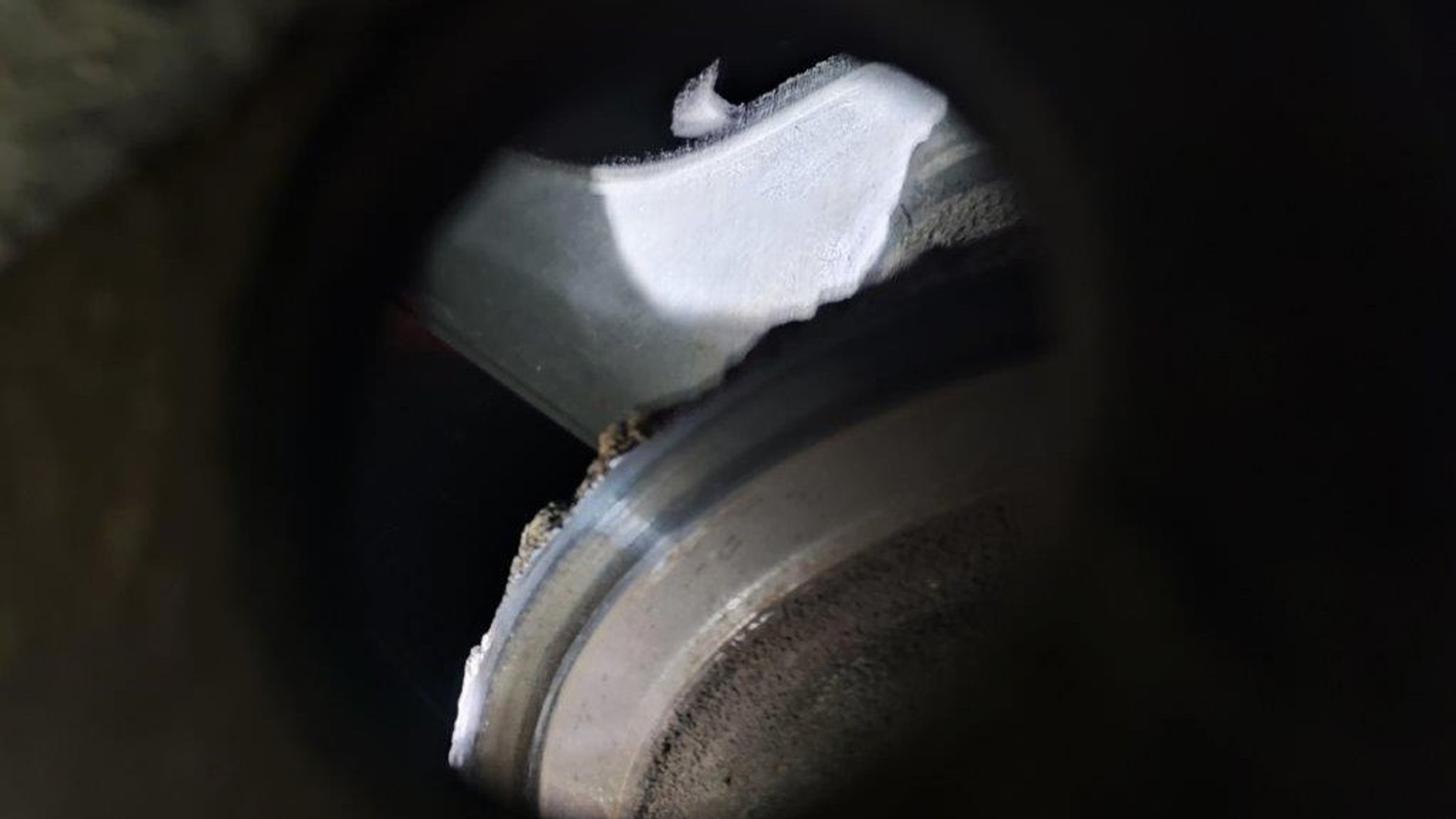 Skrajnie zużyta i ukruszona tarcza hamulcowa przy kole naczepy ciężarowej