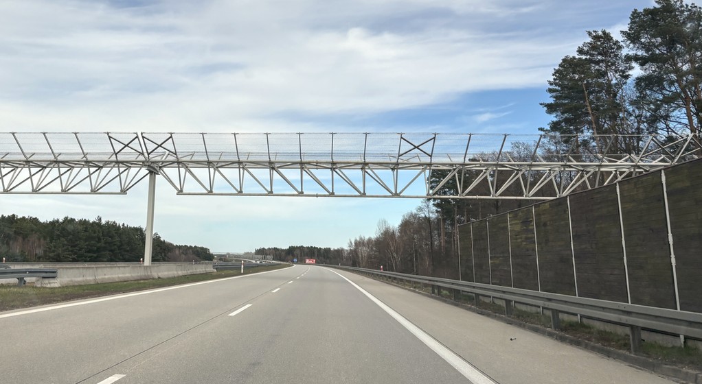 Nietypowe bramownice nad drogą S8 w woj. łódzkim