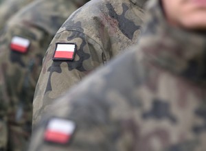 Uzbrojeni żołnierze w ciężarówce bez tablic. Jej kierowca może trafić za kratki