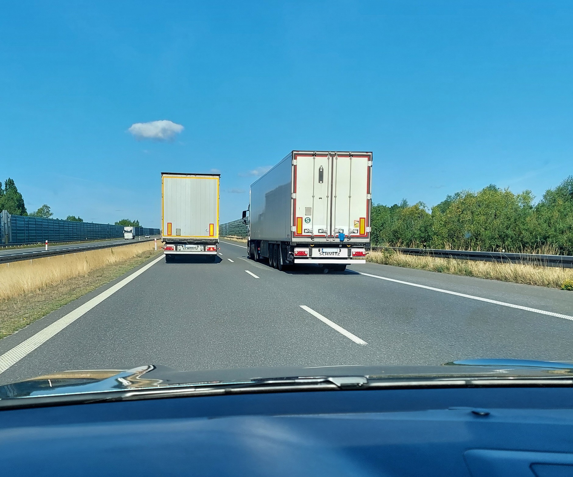 Wyprzedzające się ciężarówki