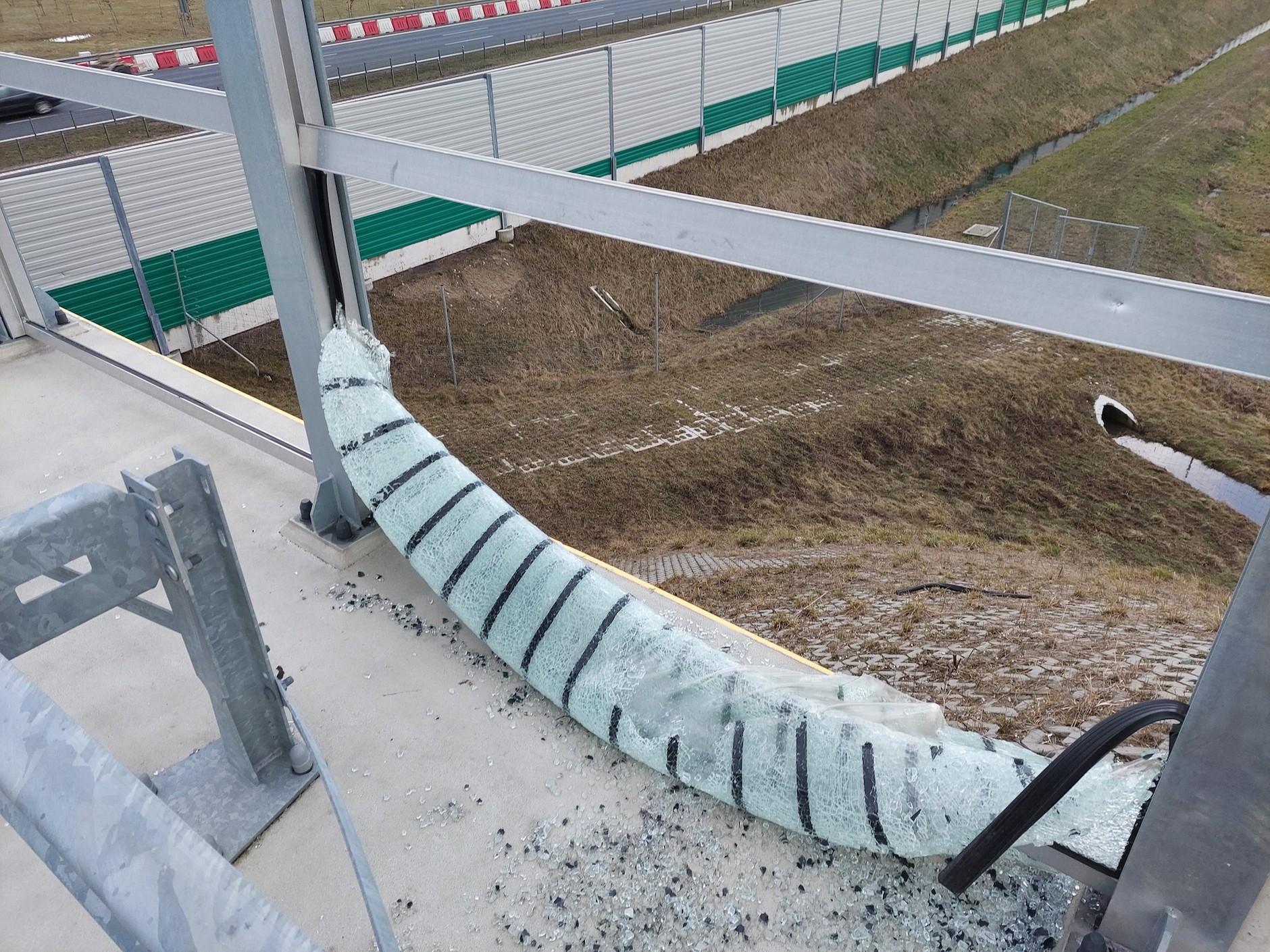 Zdemolowany i rozkradziony węzeł na trasie S8