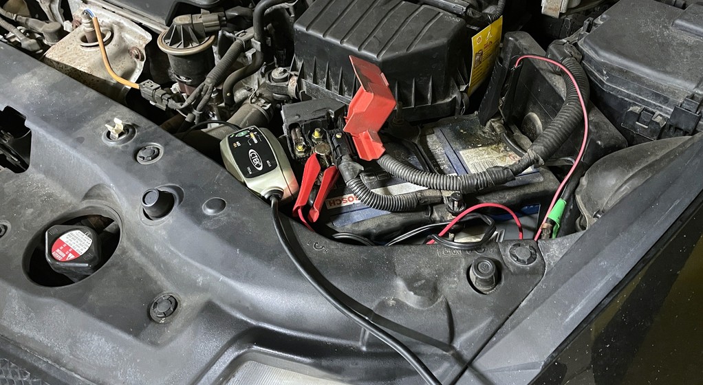 Ładowanie akumulatora prostownikiem