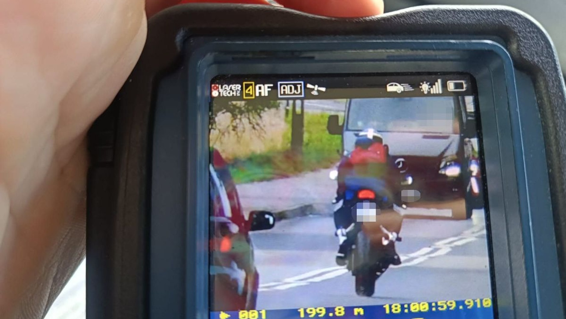 Motocyklista minął policjantów i odkręcił manetkę