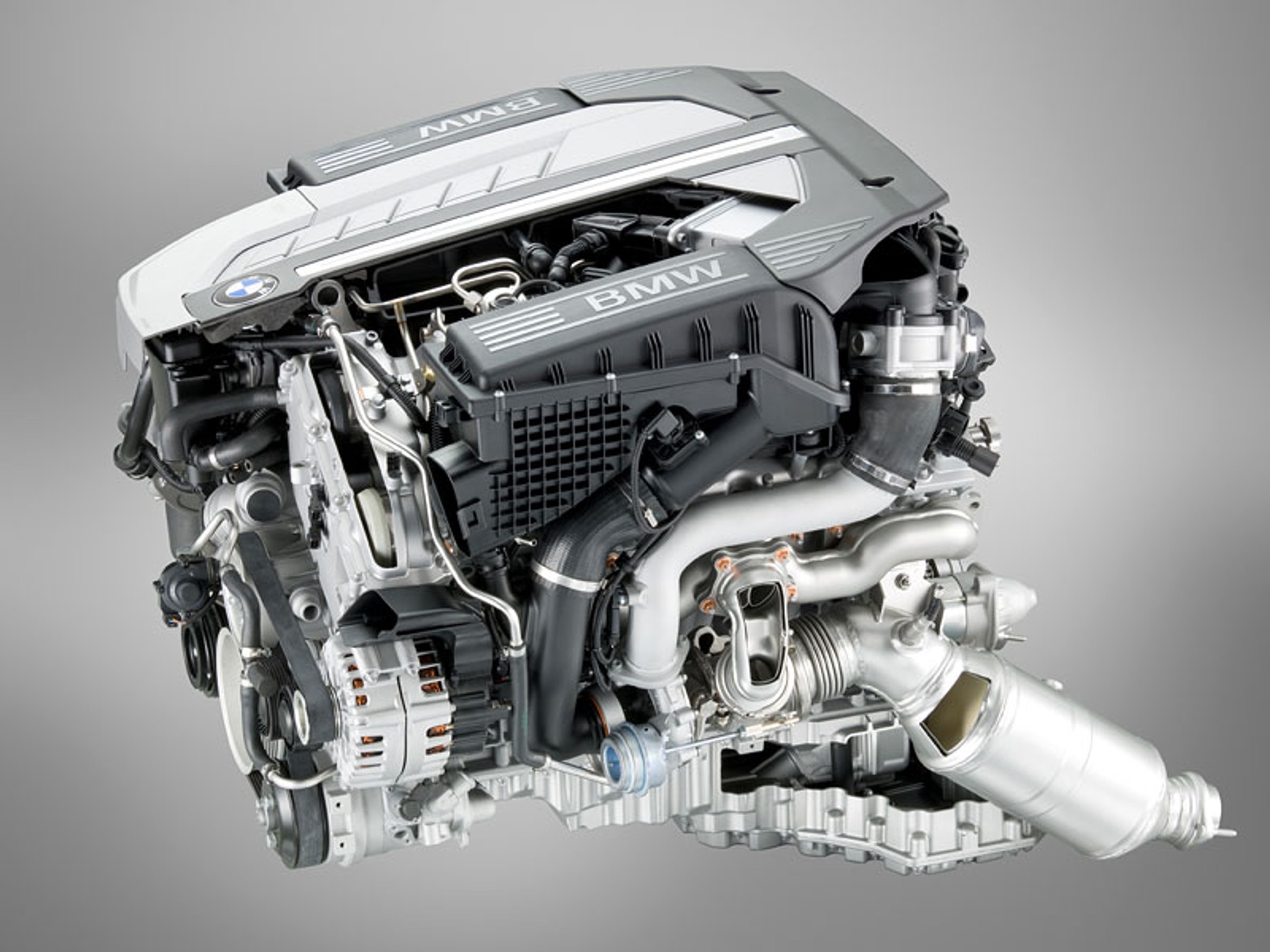 BMW 760i – nowy silnik 6,0 V12 i 8-biegowy automat