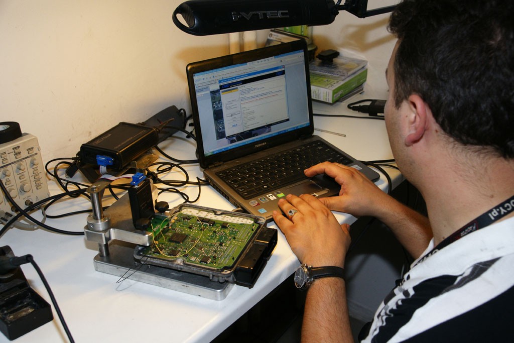 Jak dobrać się do zabezpieczonego sterownika silnika?