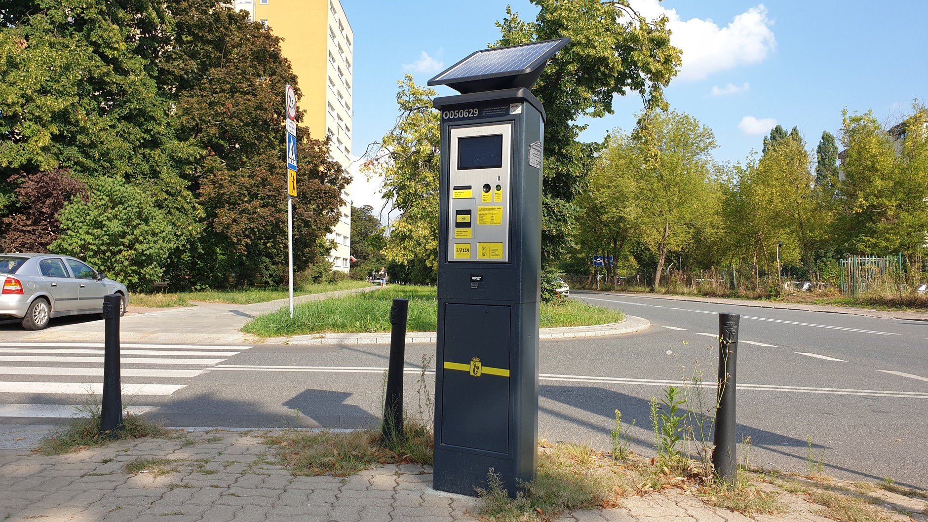 Jeden z warszawskich parkomatów. Na ulicach stoją już jednak także nowsze urządzenia