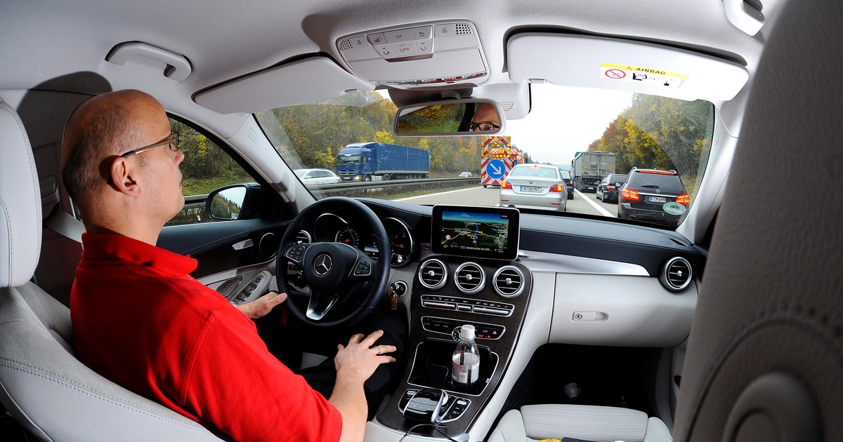 Czy autopilot usypia czujność kierowcy?