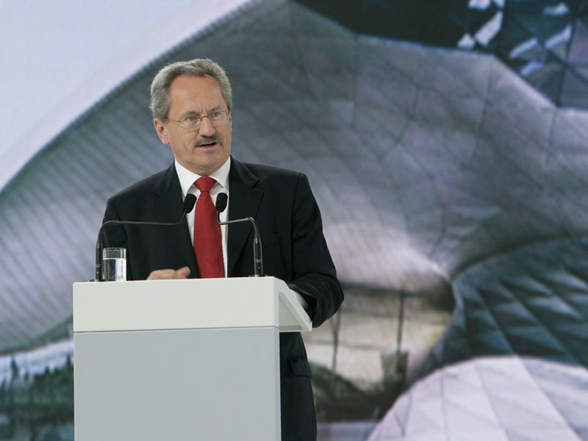 BMW: Świat szachownicy i najwspanialszych maszyn