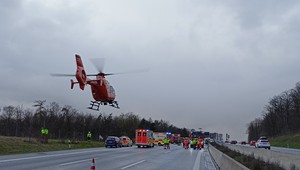 Gigantyczny karambol na autostradzie A3 w Bawarii: ok.40 rozbitych aut, są ofiary śmiertelne