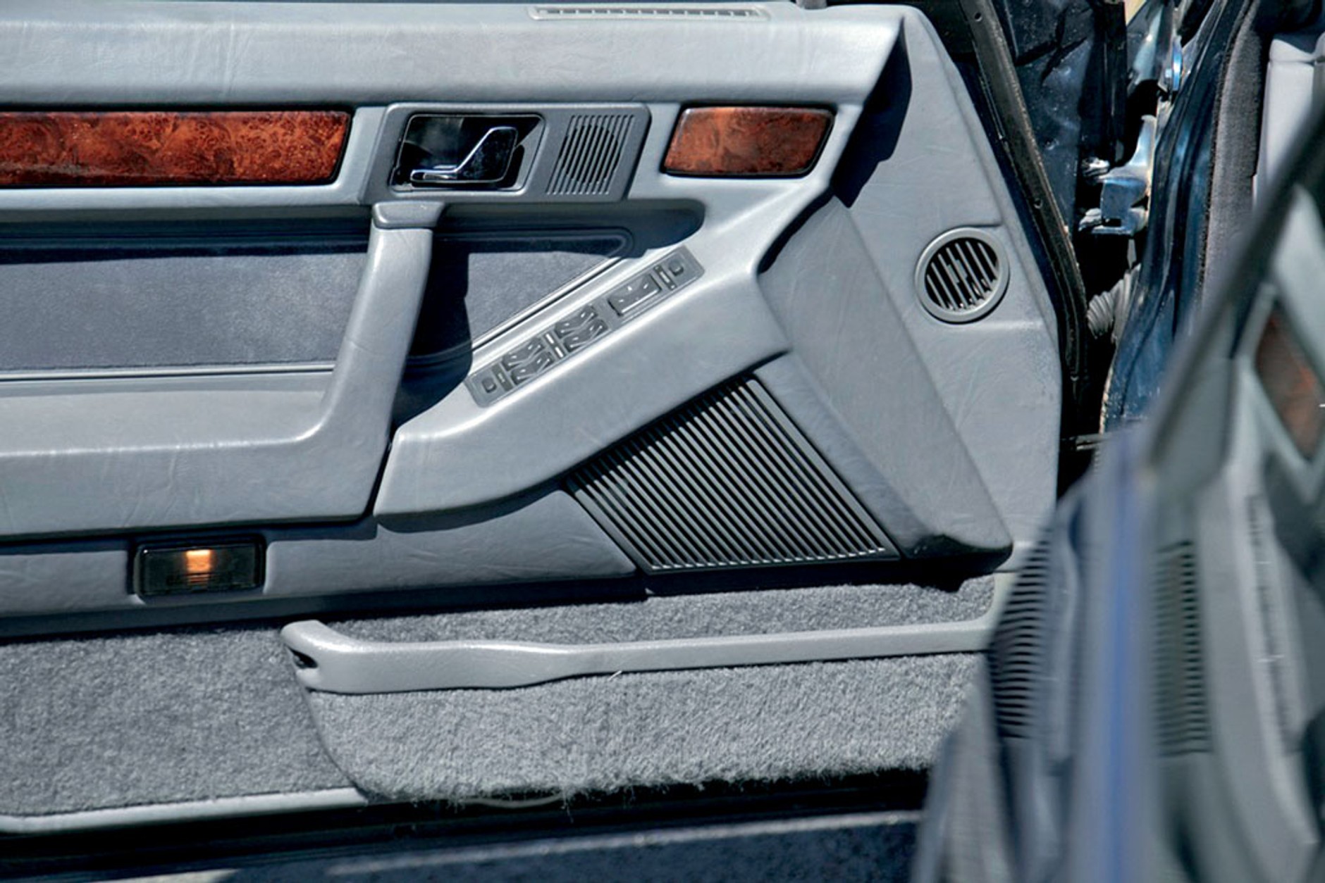 BMW 525i kontra Rover 827 - który klasyczny sedan będzie lepszym wyborem?