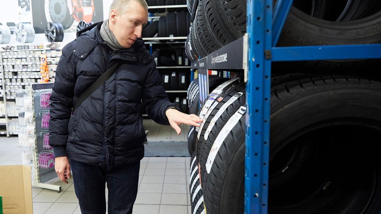 Tanie opony? Lepiej poszukaj ofert w sklepach internetowych – tam większy wybór, a przesyłka zwykle wliczona w cenę.