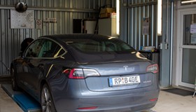 Wizyta Teslą na niemieckiej stacji diagnostycznej to stresujące doświadczenie – ryzyko wpadki jest duże.