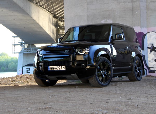Land Rover Defender 90 V8 – absurdalnie wspaniały!