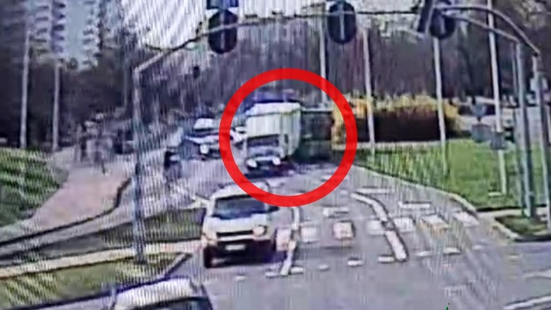 Obraz pochodzący z serwisu https://zielona-gora.policja.gov.pl/go2/serwis-informacyjny/aktualnosci/49641,Agresja-na-drodze-w-oku-kamery-kierujacy-audi-rozbil-trzy-pojazdy.html