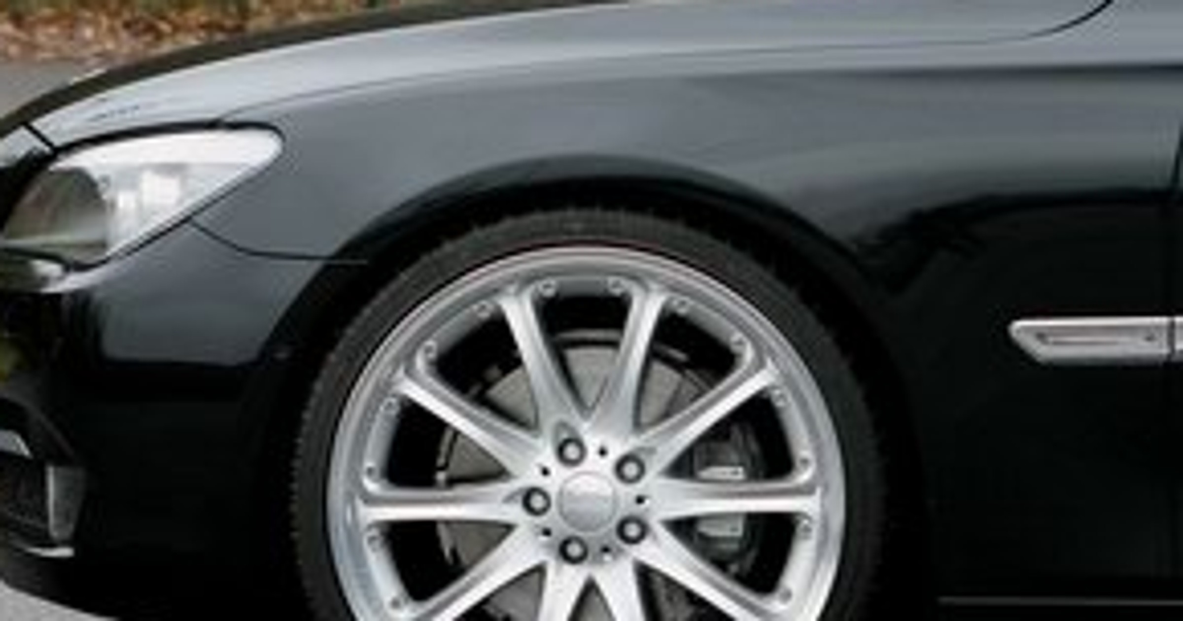 BMW serii 7 na 22-calowych felgach