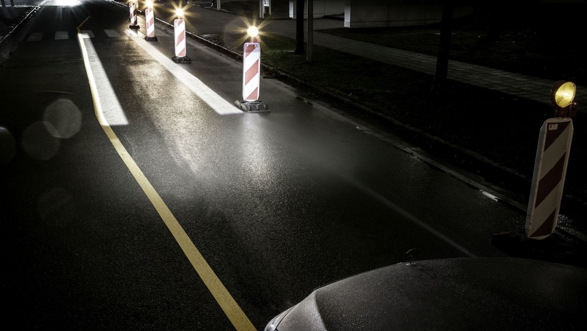 Mercedes Digital Light - dodatkowe linie pojawią sie np. przy zwężeniach