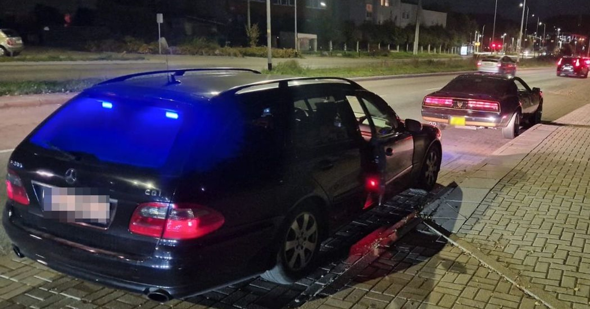 Policja z gdańskiej drogówki używa do łapania piratów drogowych leciwego Mercedesa