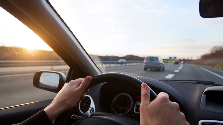 samochód na autostradzie - zdjęcie ilustracyjne