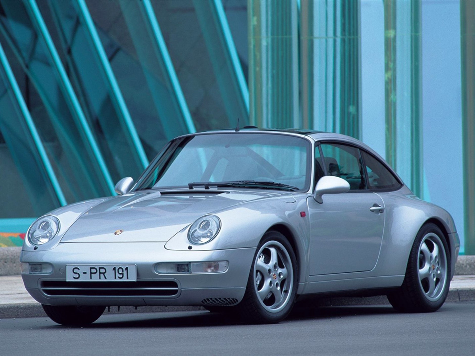Porsche 911 (993)  – ostatnia generacja z silnikiem chłodzonym powietrzem to model niezwykle poszukiwany.