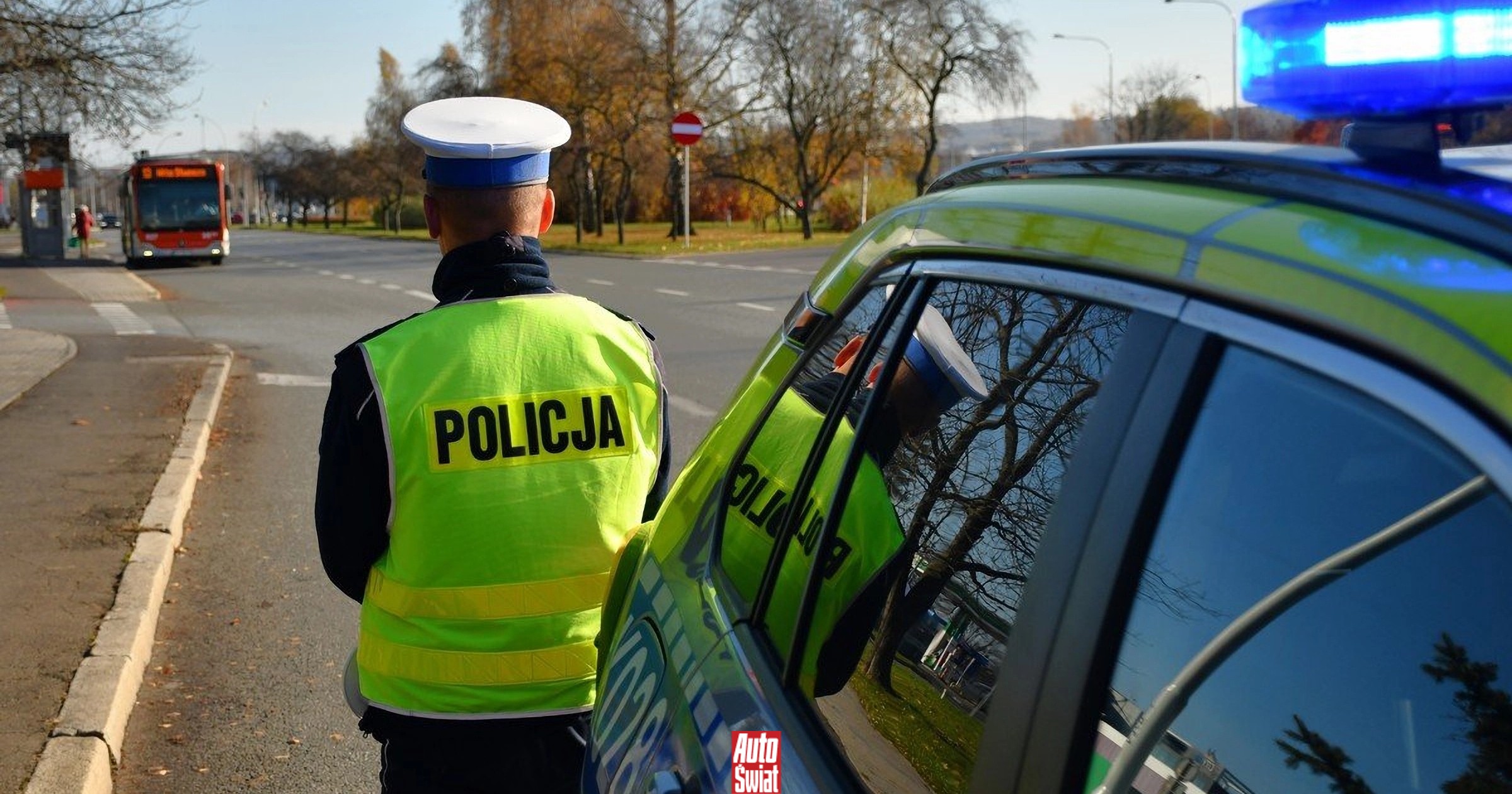 Policjanci patrzyli na linię P-12 i kolor świateł. Posypały się mandaty po osiem i 15 pkt