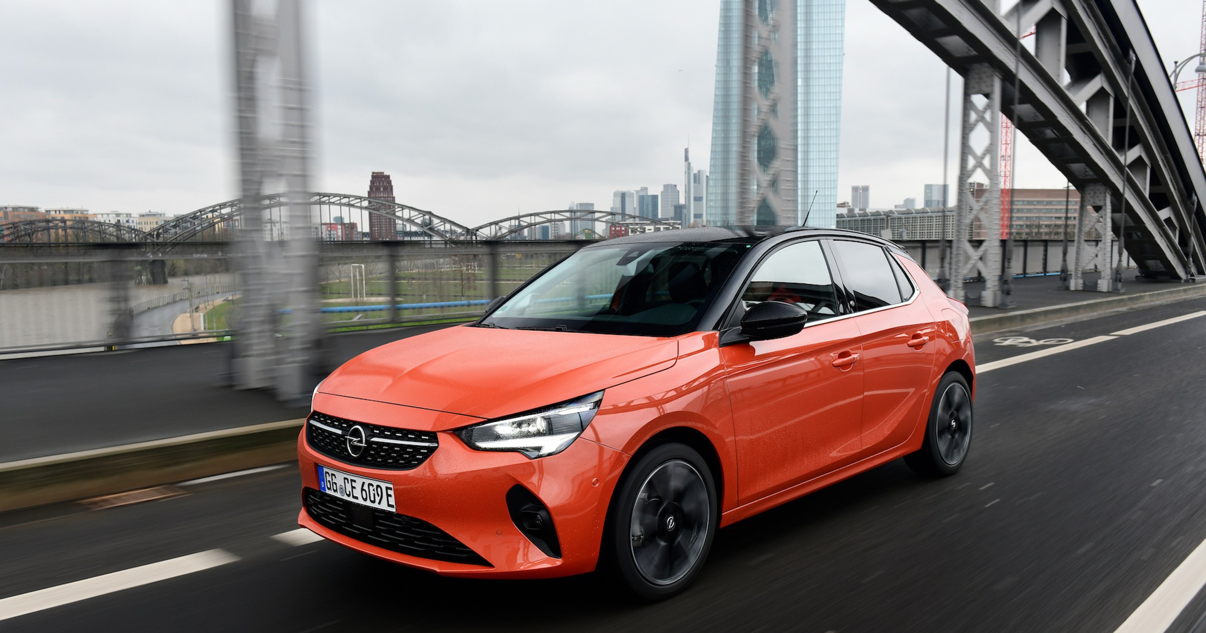 Opel Corsa. Producent ostrzega o ryzyku zablokowania przekładni kierowniczej, a w konsekwencji utraty sterowności pojazdu i wypadku
