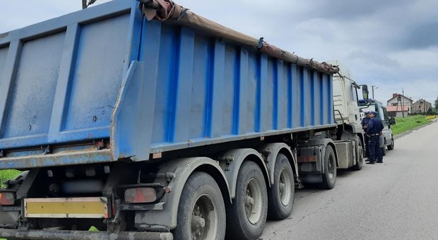 Wjechał wielką ciężarówką na lokalną drogę. To był dopiero początek jego kłopotów
