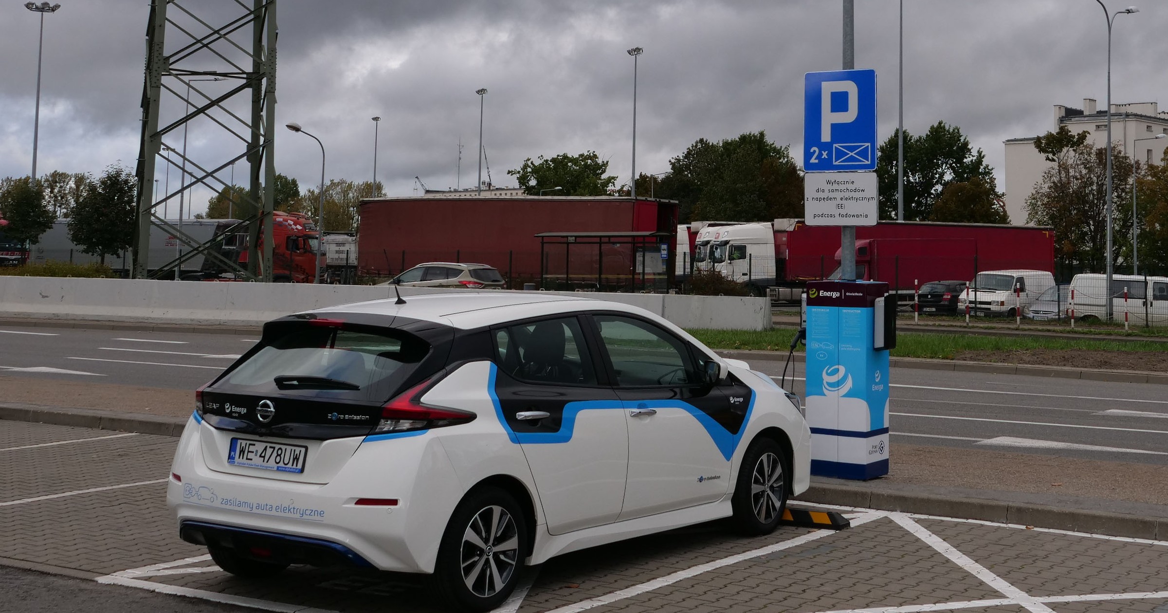 Pierwsza w Polsce stacja ładowania aut elektrycznych zainstalowana na słupie oświetleniowym