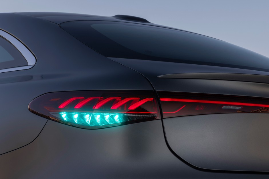Nowe Mercedesy z turkusowymi światłami