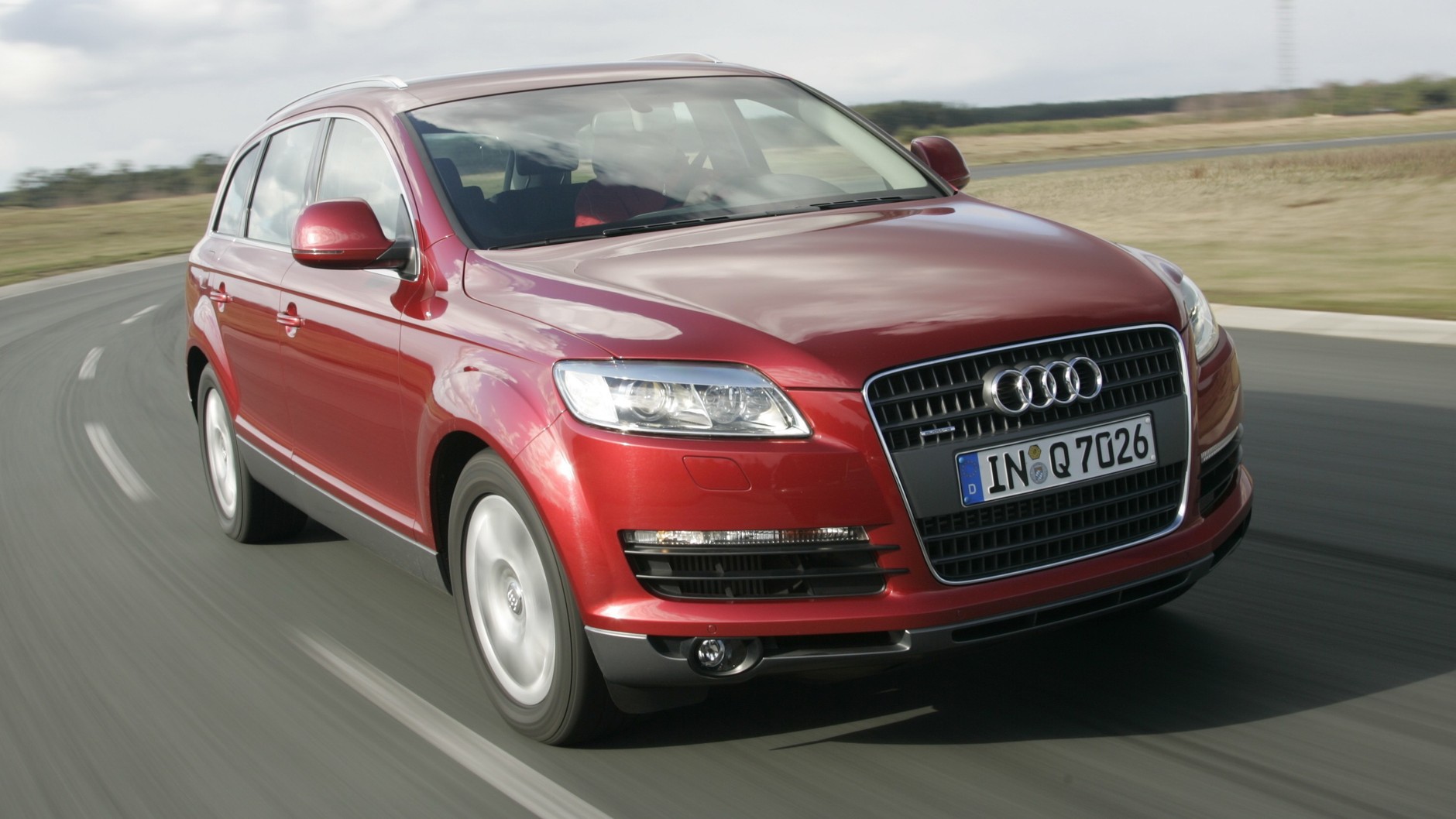 Audi Q7 I nadal nie wygląda ani na swój wiek, ani na aktualne, niezbyt wysokie już ceny.