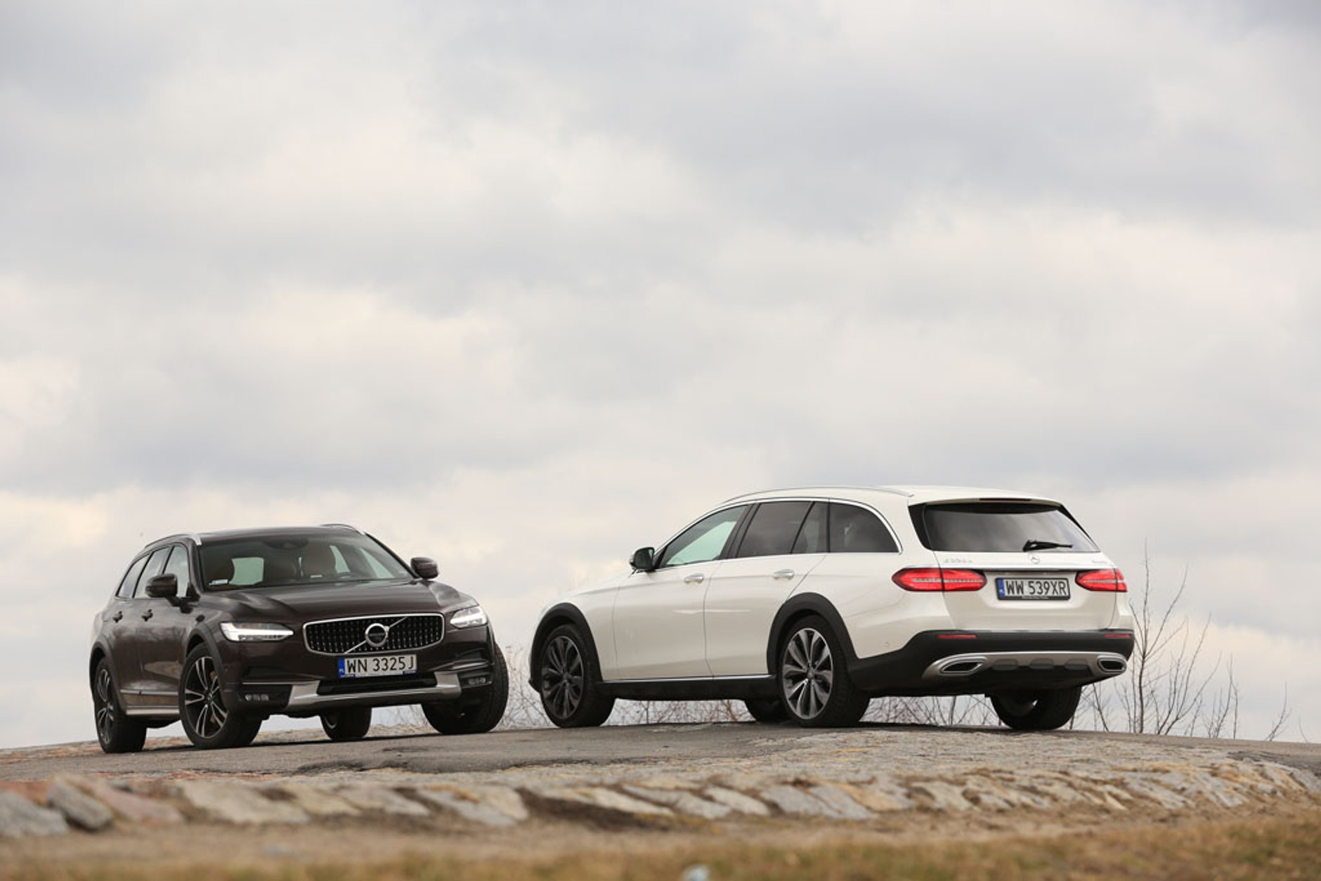 Volvo V90 Cross Country kontra Mercedes All-Terrain - który jest lepszy na każdą drogę?